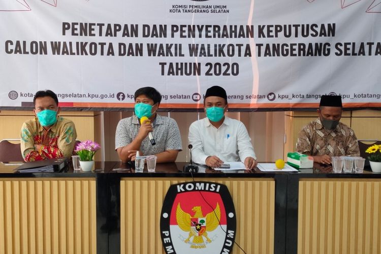 (Kiri ke kanan) Komisioner Divisi Data dan Perencanaan Ajat Sudrajat, bersama Komisioner Divisi Teknis Mujahidin Zein, Ketua KPU Tangsel Bambang Dwitoro, dan Divisi Data dan Hukum Bawaslu Tangsel Slamet Sentosa saat pengumuman penetapan Pasangan Calon Pilkada Tangsel 2020, Rabu (23/9/2020)