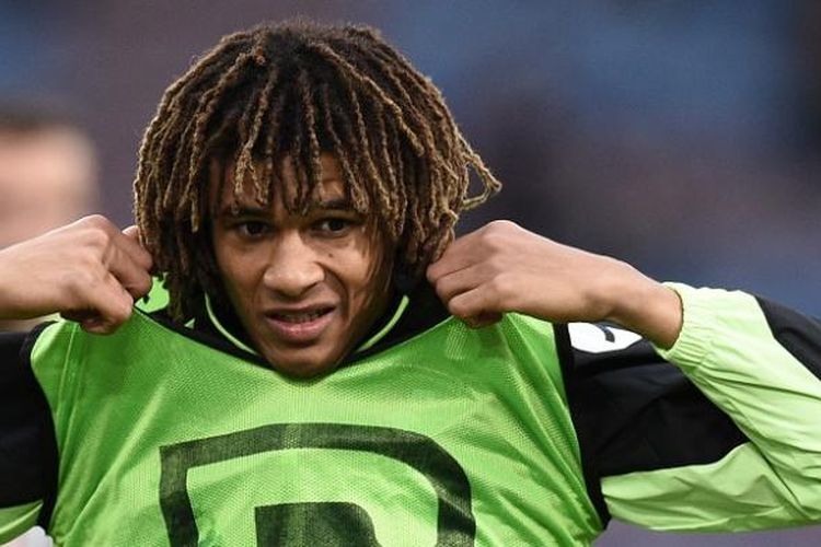 Bek AFC Bournemouth, Nathan Ake, sedang melakukan pemanasan menjelang laga kontra Burnley, di Stadion Turf Moor, 12 Oktober 2016.