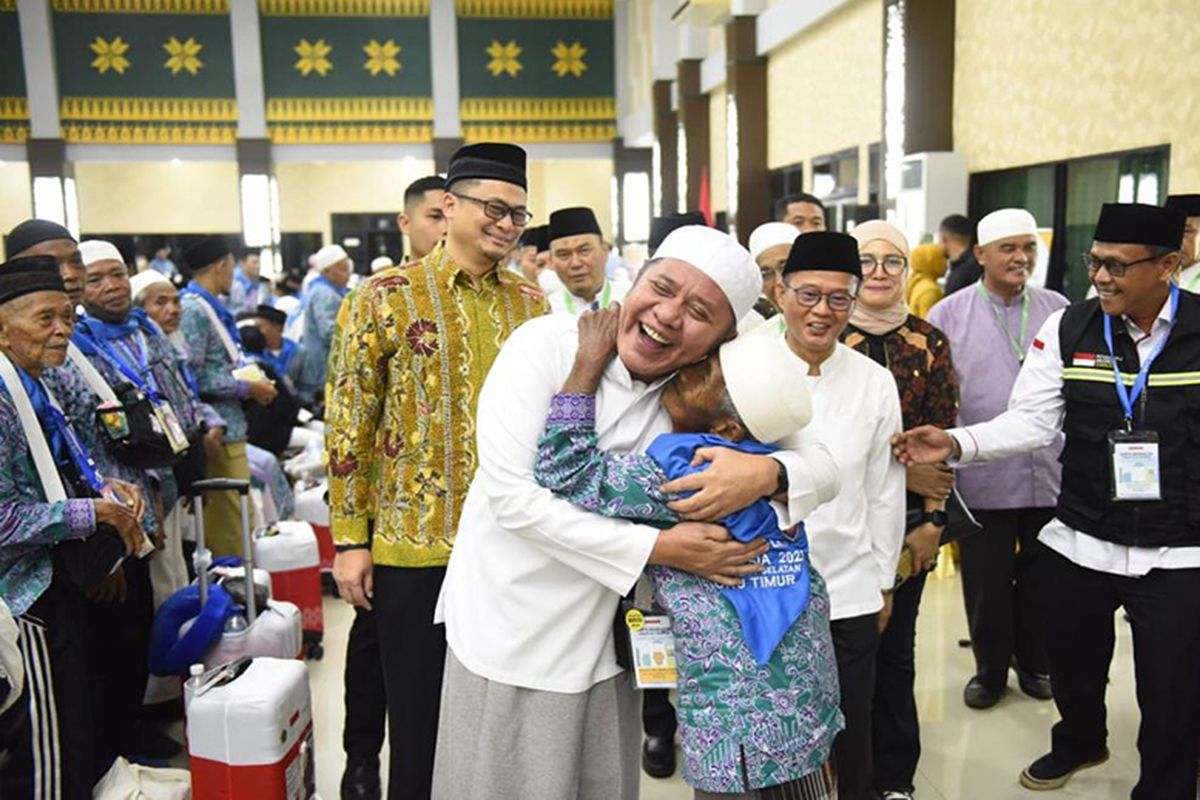 Gubernur Sumsel Herman Deru melepas keberangkatan 360 jemaah calon haji keloter pertama asal Provinsi Sumsel dari Asrama Haji Palembang, Sabtu (27/5/2023).