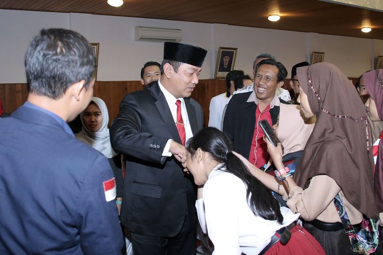 Wali Kota Semarang Hendrar Prihadi memberi ucapan selamat kepada para juara teladan dan berprestasi usai mendengarkan Pidato Kenegaraan Presiden Joko Widodo di Ruang Rapat Paripurna DPRD Kota Semarang, Jumat (16/8/2019).