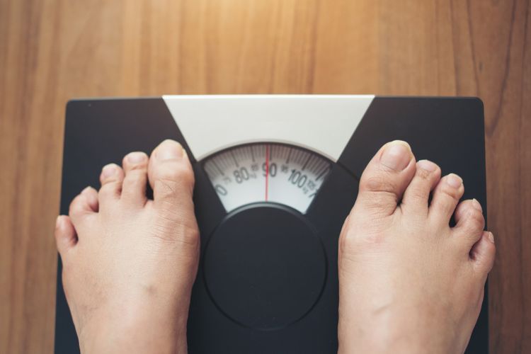 Metabolisme tubuh mulai melambat di usia 30 tahun sehingga kenaikan berat badan lebih mudah terjadi.