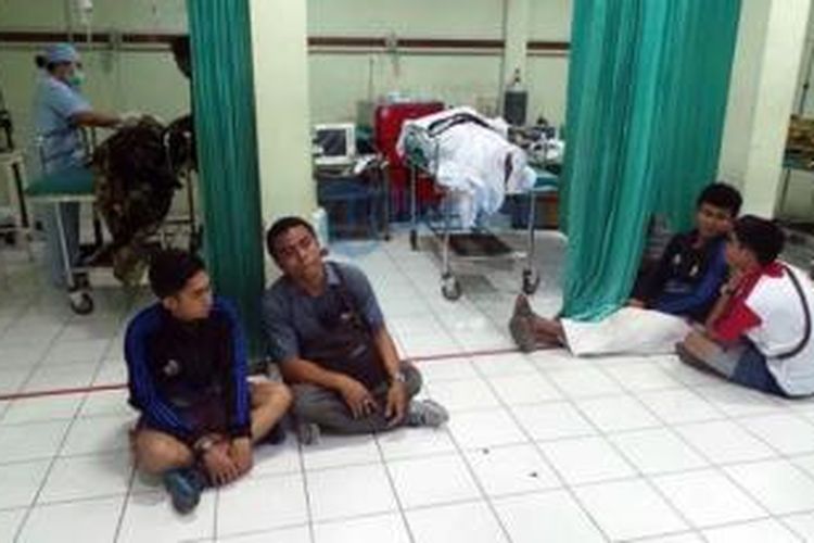 Sejumlah atlet asal Kabupaten Bangli duduk bersimpuh di dekat jenazah Wayan Agus Widiantara (27) di Unit Gawat Darurat (UGD) RSUD Buleleng, Bali, Selasa (8/9/2015) sore. 