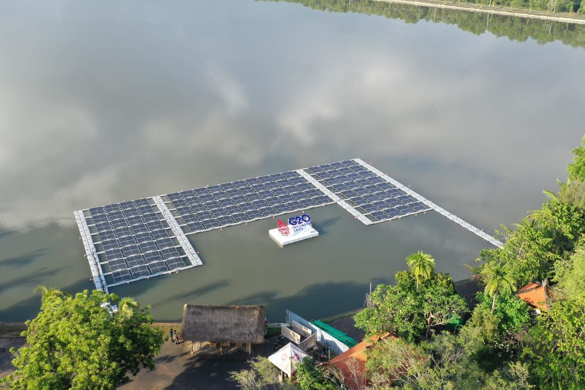 PT PLN (Persero) mengoperasikan dua proyek pembangkit listrik tenaga surya (PLTS) untuk mendukung sistem kelistrikan dalam pertemuan Konferensi Tingkat Tinggi (KTT) G20 di Bali. Proyek ini dipamerkan dalam dalam acara Energy Transition Day di Bali, Selasa (1/11/2022).  
