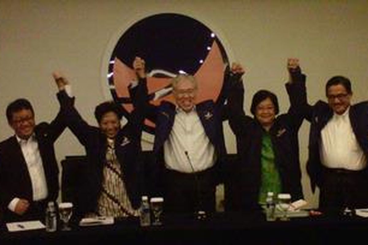 Mantan Sekjen DPD Siti Nurbaya Bakar (kedua dari kanan) dan Nining Indra Saleh (kedua dari kiri) yang sebelumnya menjabat Sekjen DPR berfoto bersama di kantor DPP Partai NasDem, Gondangdia, Jakarta Pusat, Selasa (29/1/2013). Keduanya kini resmi bergabung dengan Partai NasDem.