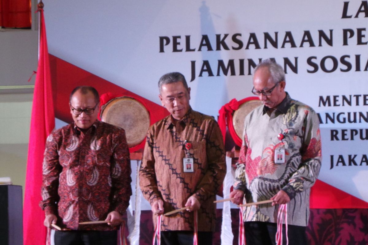 Launching pemberian penghargaan jaminan sosial ketenagakerjaan tahun 2017, di Kemenko PMK, Jakarta Pusat, Selasa (20/6/2017). Dalam foto tersebut ada Direktur Utama BPJS Ketenagakerjaan Agus Susanto (paling kiri), Sesmenko PMK Satya Sananugraha, dan Deputi Kemenko PMK Tubagus Achmad Choesni. 