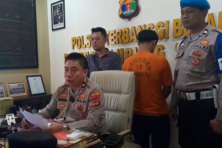 Pelaku pembegalan (baju oranye) yang ditangkap petugas Polsek Terbanggi Besar, Selasa (16/4/2024).
