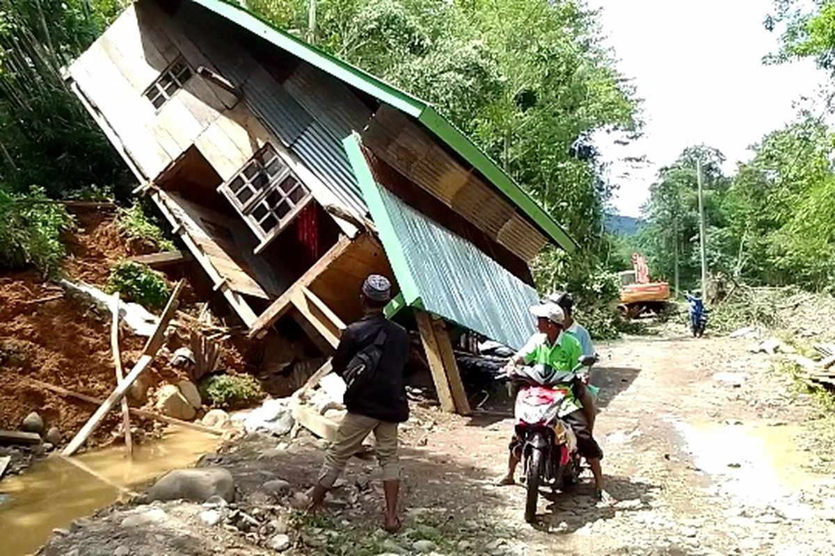 Sebuah rumah rusak tertimpa longsoran tebing setinggi 20 meter, di Simbuang, Desa Ilan Batu, Kecamatan Walenrang Barat, Kabupaten Luwu Sulawesi Selatan saat diguyur hujan deras pada Senin (9/5/2022) malam