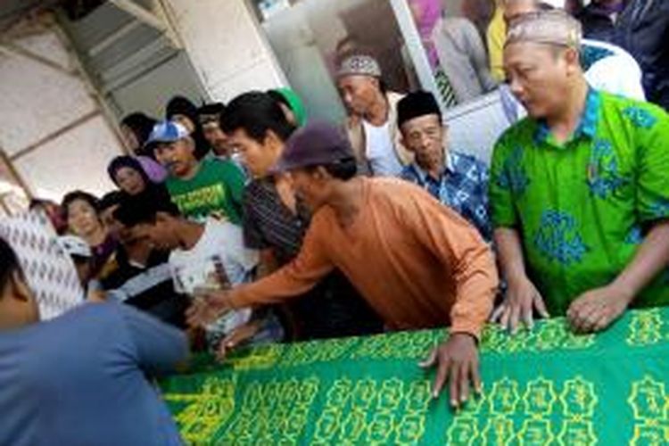 Jenasah salah satu kakek yang tewas tersambar petir saat akan dimakamkan Selasa (16/12/2014)