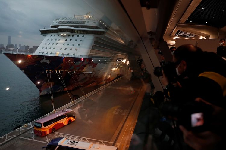 Penumpang kapal pesiar World Dream pergi dengan bus setelah masa karantina atas penularan virus korona baru berakhir di Kai Tak Cruise Terminal di Hong Kong, China, Minggu (9/2/2020). ANTARA FOTO/REUTERS/Tyrone Siu/aww/cfo