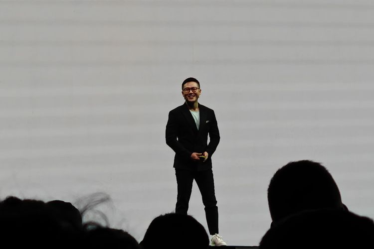 Senior Product Expert Huawei Mobile Devices, Kelsen Tan di atas panggung peluncuran tablet Huawei MatePad Pro 13.2, di acara Huawei Innovative Product Launch di Kuala Lumpur, Malaysia, Selasa (18/2/2025).