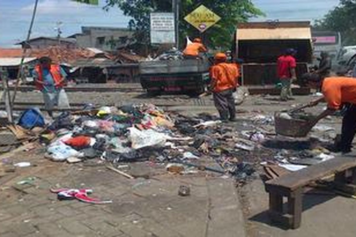 Tumpukan sampah di atas rel kereta Pesing Garden, Kedoya Utara sedang dibersihkan oleh petugas kebersihan pada Rabu (23/1/2013). Tumpukan sampah tersebut akan dibawa ke tempat pembuangan sampah terakhir di Bantar Gebang, Bekasi.