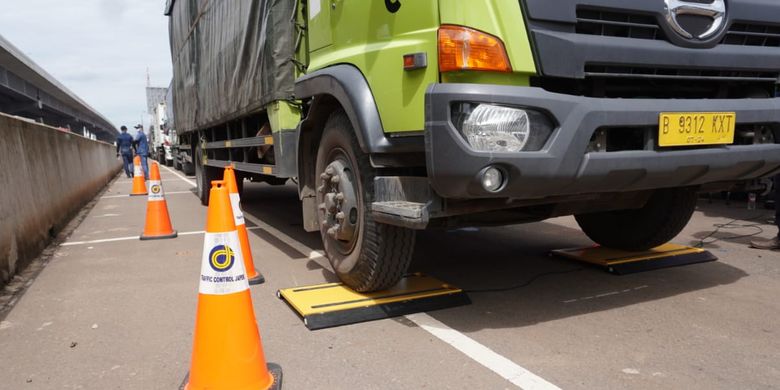 Truk Odol Bikin Bengkak Biaya Pemeliharaan Jalan Tol Jakarta Cikampek