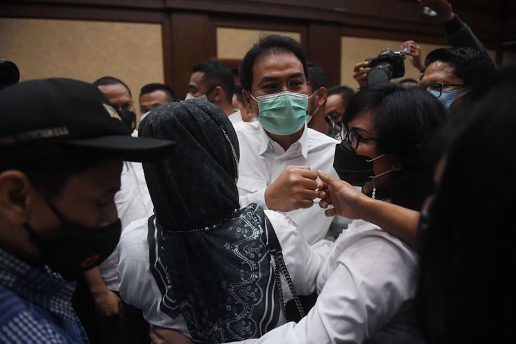 Terdakwa kasus dugaan suap penanganan kasus KPK di Lampung Tengah, Azis Syamsuddin menyapa kerabatnya usai mengikuti sidang pembacaan putusan di Pengadilan Tipikor,  Jakarta, Kamis (17/2/2022). Azis divonis tiga tahun enam bulan penjara dan denda Rp 250 juta subsider empat bulan penjara serta pencabutan hak dipilih dalam jabatan publik selama 4 tahun usai menjalani masa pidana pokok.