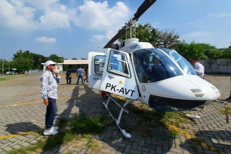 Helikopter disiapkan untuk perjalanan wisata keliling Solo di De Tjolomadoe, Karanganyar, Jawa Tengah.