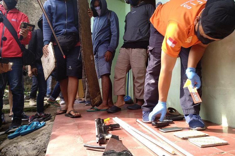 Foto-foto penggeledahan tiga lokasi beserta barang bukti yang diamankan hasil penangkapan terduga teroris berinisial MR (45), asal Kecamatan Indihiang, Kota Tasikmalaya, Jumat (15/5/2020).