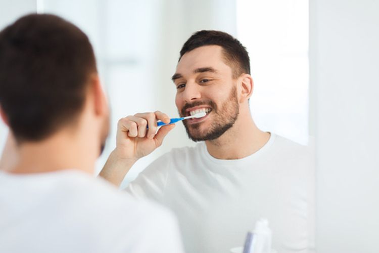 Ilustrasi sikat gigi saat puasa, apakah boleh sikat gigi saat puasa, batas waktu gosok gigi saat puasa, kapan waktu sikat gigi saat puasa, hukum sikat gigi saat puasa, berapa kali sikat gigi saat puasa. 