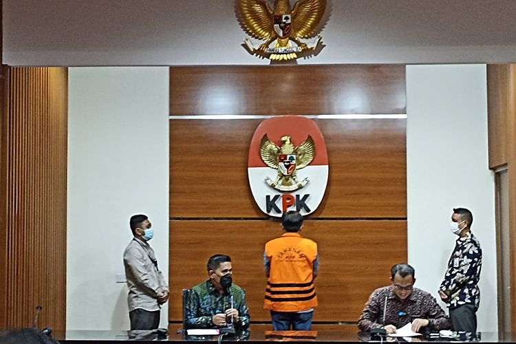KPK menahan tersangka kasus dugaan korupsi pembangunan Stadion Mandala Krida Yogyakarta atas nama Heri Sukamto, Kamis (28/7/2022).