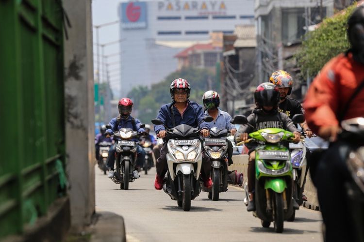 Pengendara sepeda motor menerobos masuk ke jalur Transjakarta di kawasan Pasar Rumput, Manggarai, Jakarta Selatan, Jumat (6/10/2017). Meski seringkali dilakukan razia oleh Polisi, sejumlah pengendara sepeda motor masih nekad melakukan pelanggaran dengan menerobos jalur Transjakarta.
