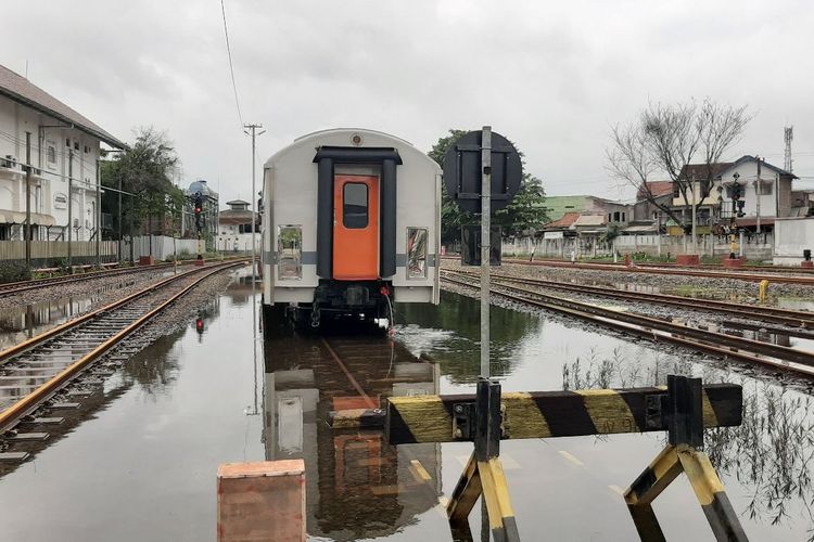 Genangan air di Stasiun Tawang akibat banjir