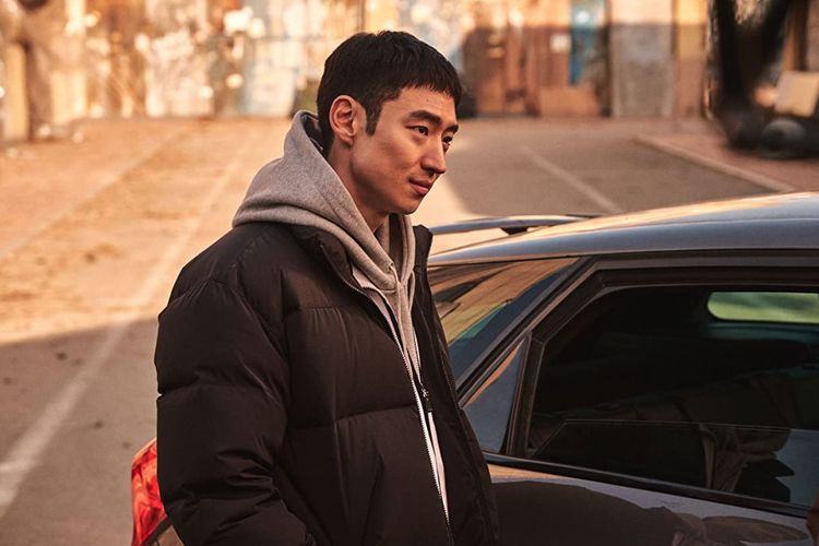 Lee Je Hoon dalam film aksi thriller Time to Hunt (2020).