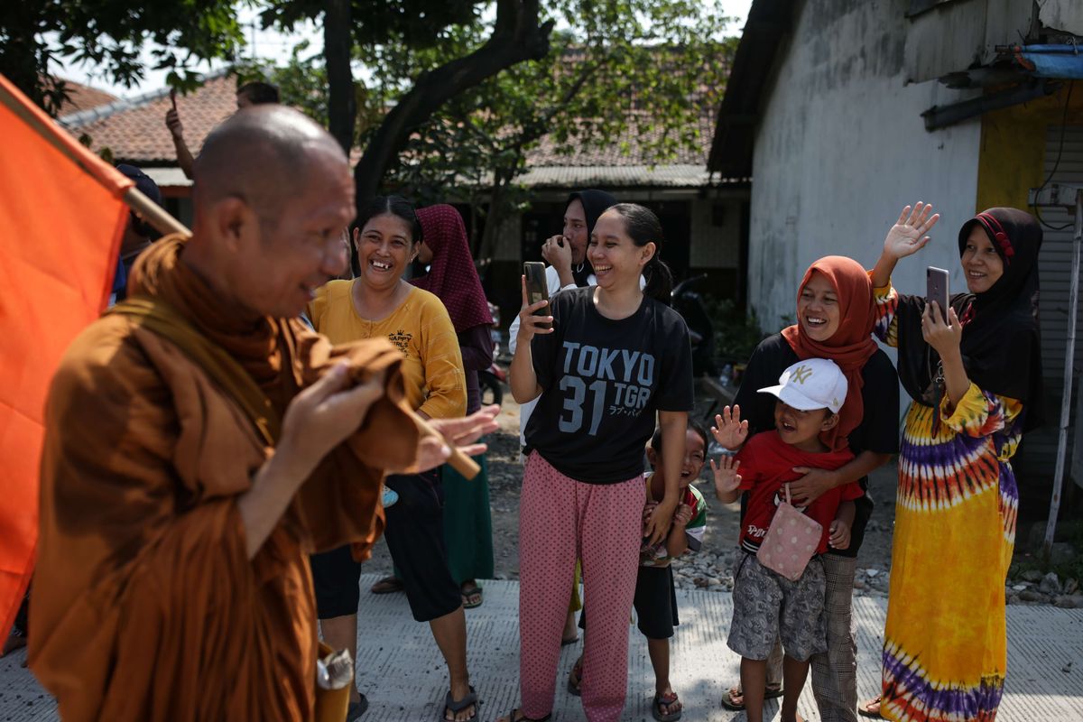Antusias warga menyambut biksu yang melintas menjalani ritual thudong saat perjalanan dari Kota Tegal ke Pemalang, Jawa Tengah, Rabu (24/5/2023). Sebanyak 32 biksu jalan kaki dari Thailand menuju Candi Borobudur untuk meyambut Hari Raya Waisak.