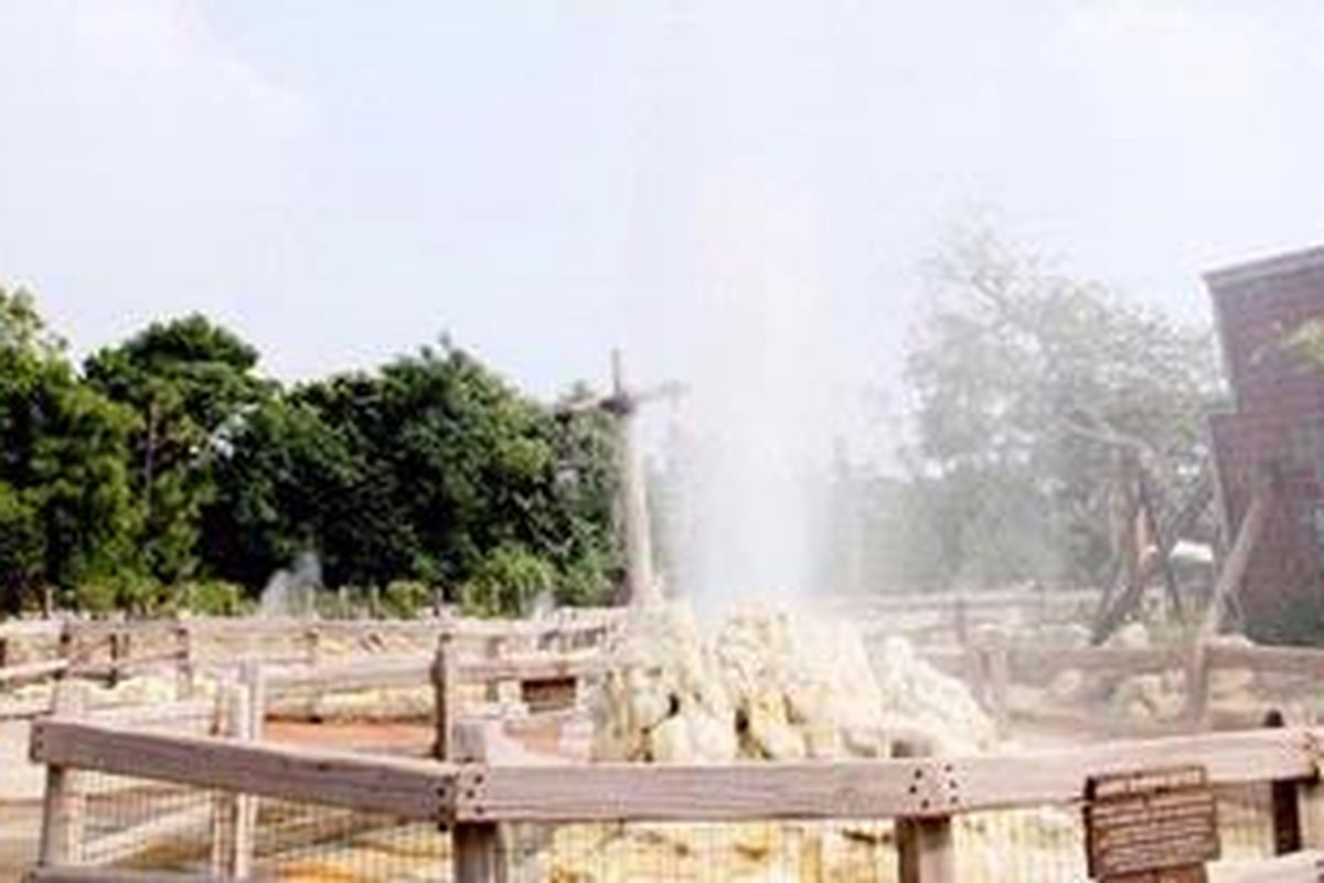 Semburan air panas yang keluar dari Geyser Gulch di area Grizzly Gulch, Disneyland Hongkong (KOMPAS.com/Nurulloh)