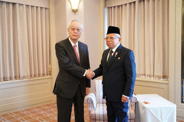 Wakil Presiden Ma'ruf Amin bertemu dengan Chairman Ezaki Glico Co. Ltd. Ezaki Katsuhisa di Hotel Imperial, Osaka, di tengah kunjungan kerjanya di Jepang, Senin (6/3/2023).