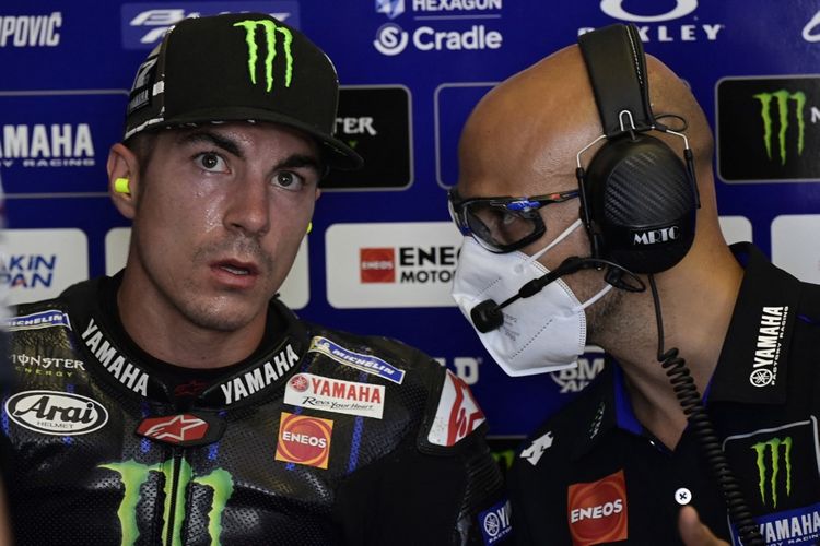 Rider Yamaha Maverick Vinales berbicara dengan salah seorang mekanik sebelum dimulainya sesi FP2 MotoGP Andalusia di Sirkuit Jerez pada musim MotoGP 2020.