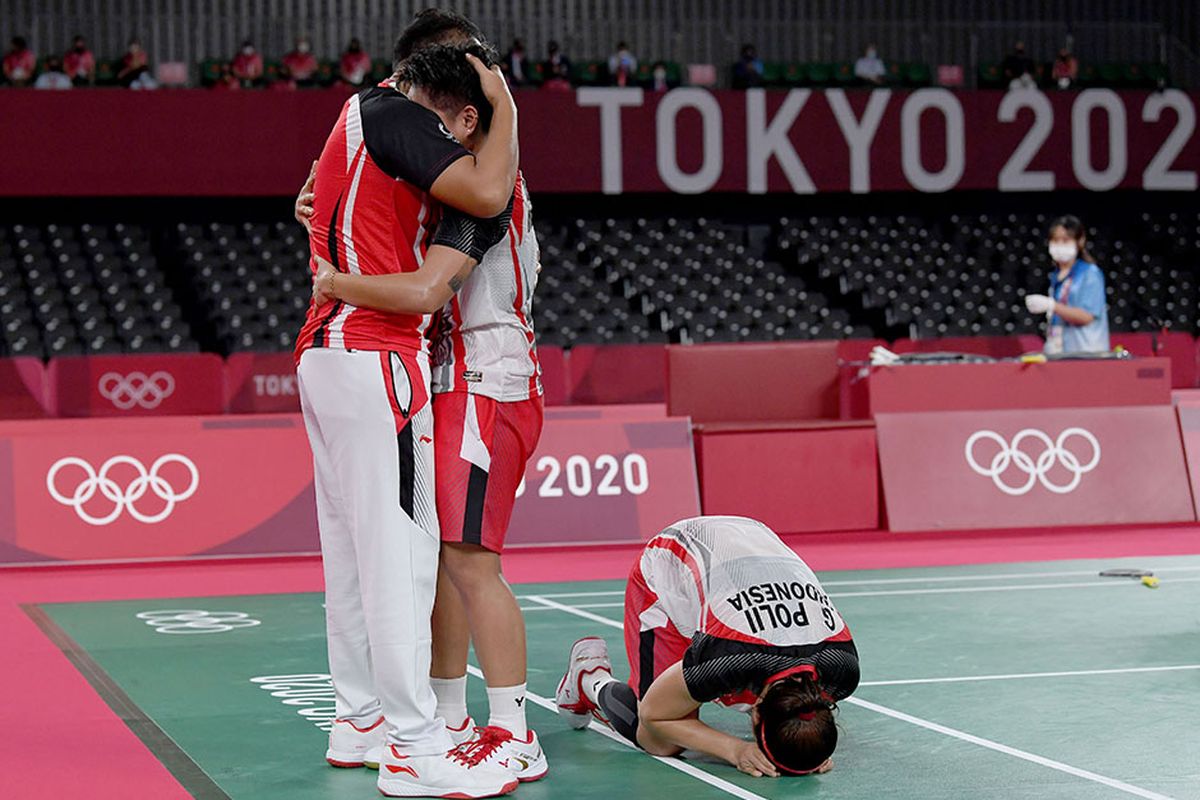 Pebulu tangkis ganda putri Indonesia Greysia Pollii/Apriyani Rahayu melakukan selebrasi dengah pelatih mereka Eng Hian setelah mengalahkan lawannya ganda putri China Chen Qing Chen/Jia Yi Fan dalam final Olimpiade Tokyo 2020 di Musashino Forest Sport Plaza, Tokyo, Jepang, Senin (2/8/2021). Greysia Pollii/Apriyani Rahayu berhasil meraih medal emasi setelah mengalahkan Chen/Jia Yi Fan dua set langsung dengan skor 21-19 dan 21-15.