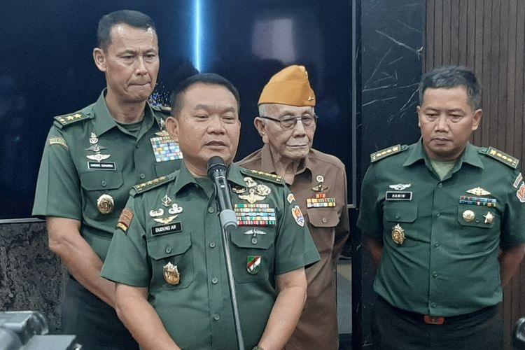 Kepala Staf TNI Angkatan Darat (KSAS) Jenderal Dudung Abdurachman memberikan keterangan pers di Markas Besar TNI AD, Jakarta, Rabu (7/9/2022).