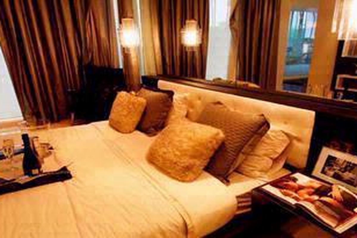 Lemari pakaian di apartemen ini seolah-olah menjadi "ruang tersembunyi" yang disamarkan dengan penggunaan beberapa cermin.