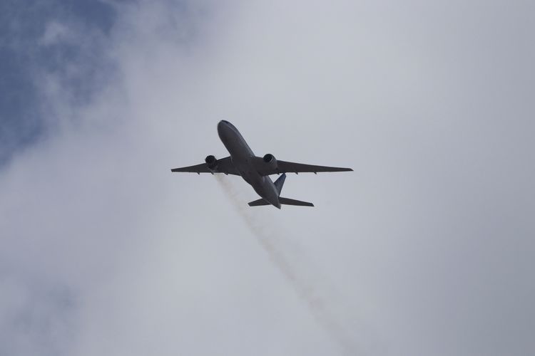 Foto pada Sabtu (20/2/2021) dari warga bernama Hayden Smith menunjukkan pesawat United Airlines 328 terbang kembali ke Bandara Internasional Denver, setelah gagal mesin dan baling-balingnya terbakar tak lama setelah lepas landas.
