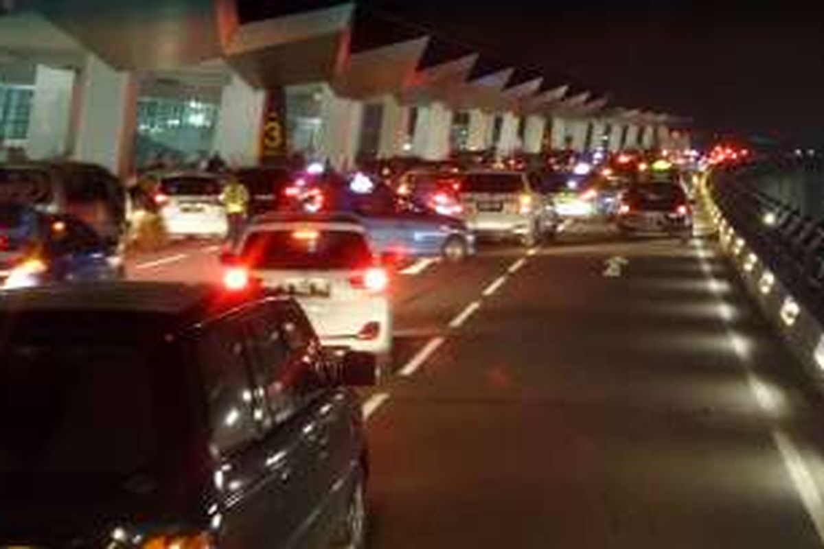 Suasana di depan pintu kedatangan Terminal 3 New Bandara Soekarno-Hatta, Tangerang, Selasa (9/8/2016). Kendaraan mulai memadati tempat drop off menyusul operasional Terminal 3 New per hari ini.