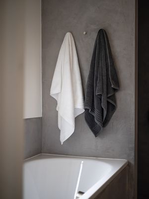 Menggantung handuk mandi di tempat yang kering dan terkena angin sangat penting untuk mencegah kuman dan bakteri berkembang biak di permukaan handuk.
