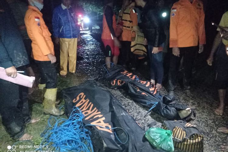 Foto//Tim Basarnas Sulteng Evakuasi Jenazah Korban Banjir Di Parigi Moutong ,