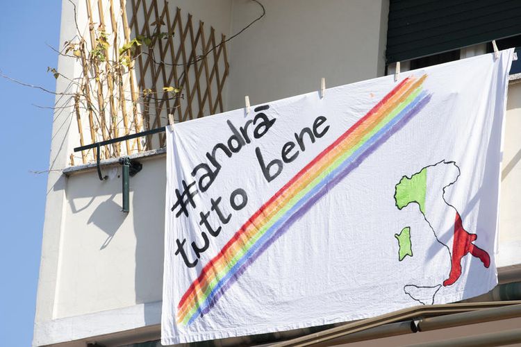Sebuah banner dengan tulisan yang berarti Semua akan Baik-baik Saja terpasang dalam sebuah balkon, dalam situasi lockdown yang diterapkan Italia, akibat penyebaran virus corona. Gambar diambil pada Kamis (19/3/2020).