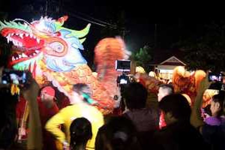 Panitia Imlek dan Cap Go Meh Kota Singkawang, Kalimantan Barat, menggelar pawai lampion pada Selasa (3/3/2015) malam. Tampak permainan naga yang ikut ditampilkan pada pawai lampion. 