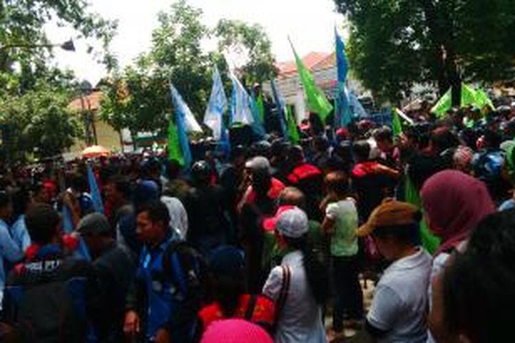 Ribuan buruh di Bandung saat melakukan aksi unjuk rasa menuntut kenaikan upah menjadi Rp 2,7 Juta di depan kantor Wali Kota Bandung, Jalan Wastukencana, Bandung, Jawa Barat, Senin, (18/11/2013)