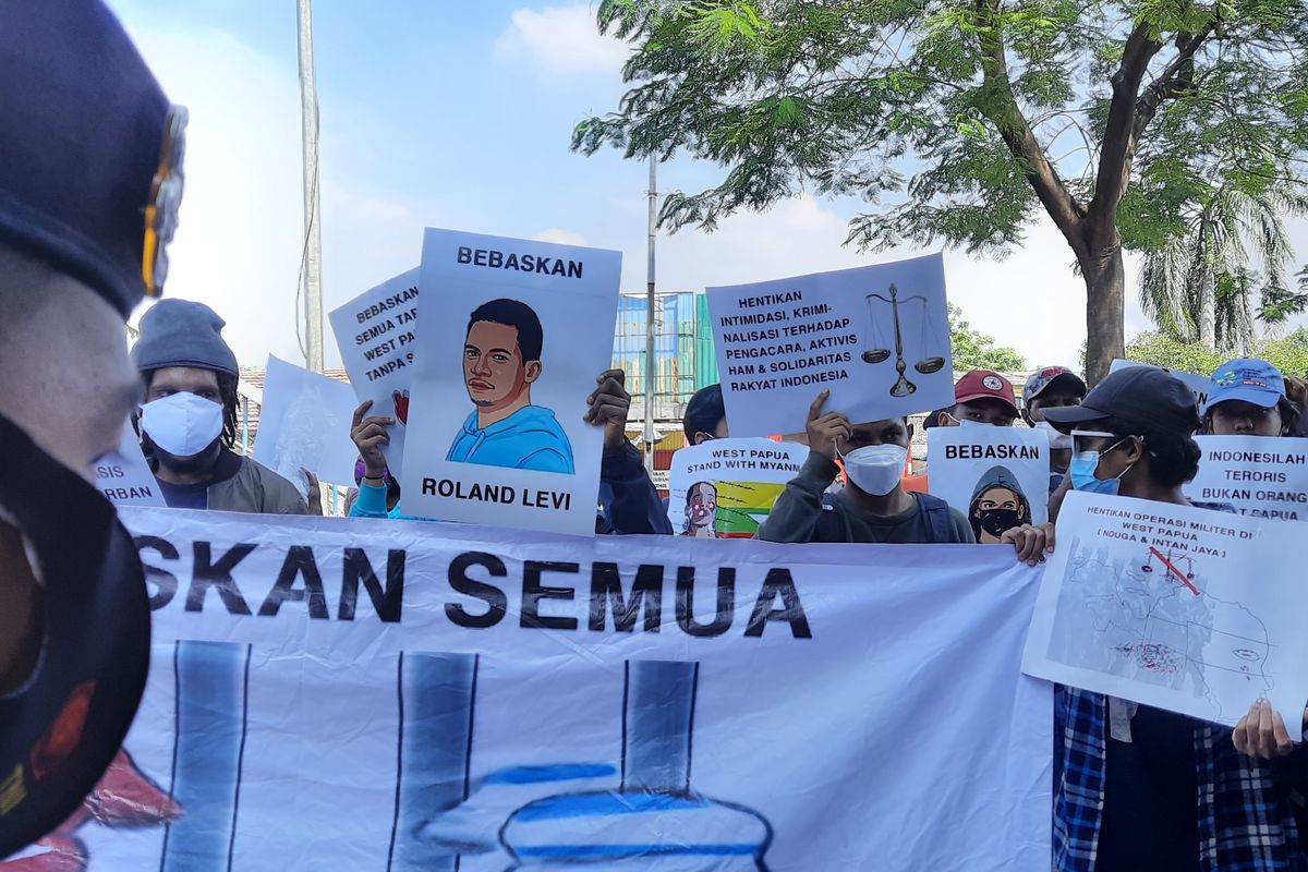 Massa dari organisasi masyarakat Papua wilayah Jabodetabek menggelar aksi di depan Pengadilan Negeri Jakarta Timur, Selasa (25/5/2021).