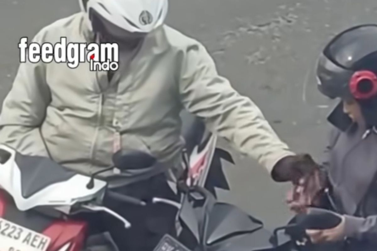 Video polisi diduga memalak pengendara sepeda motor yang melanggar lalu lintas Rp 100 ribu di Jalan Palang Merah, Kota Medan pada Rabu (25/6/2025) viral di media sosial.  