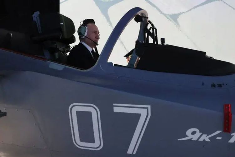 Vladimir Putin mengoperasikan simulator penerbangan saat berkunjung ke fasilitas militer bulan ini?perang di Ukraina selalu hadir dalam kehidupan di Rusia,