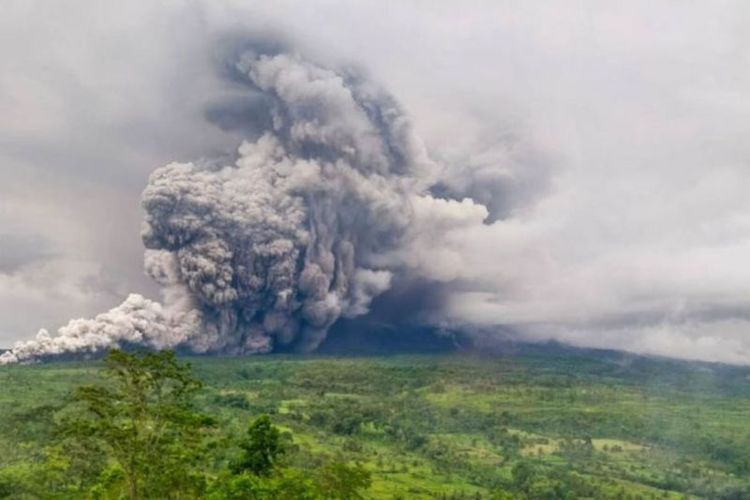 Luncuran awan panas Gunung Semeru. Gunung Semeru Erupsi, Ini 4 Imbauan PVMBG untuk Masyarakat