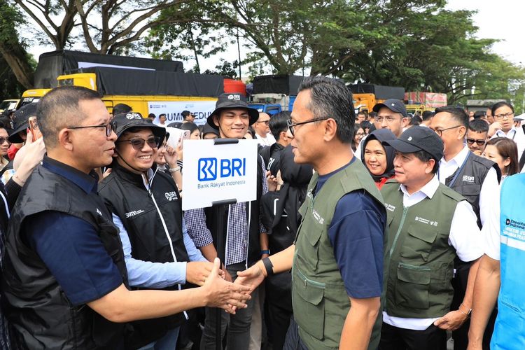 Chief Operating Officer Danantara Indonesia sekaligus Kepala Badan BP BUMN Dony Oskaria saat menyerahkan bantuan.