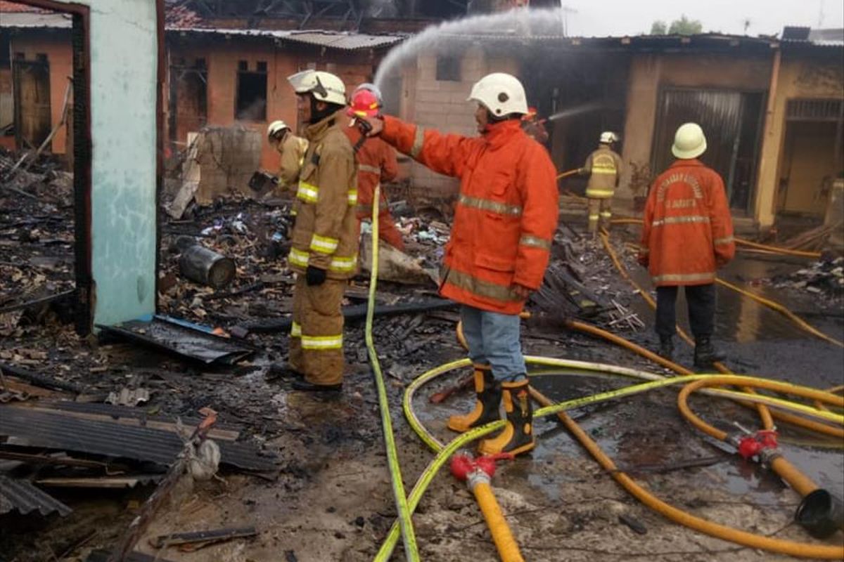 Situasi pemadaman kebakaran yang melalap perumahan warga di Kampung Bulak PLN, Cakung, Jakarta Timur, Selasa (4/6/2019).