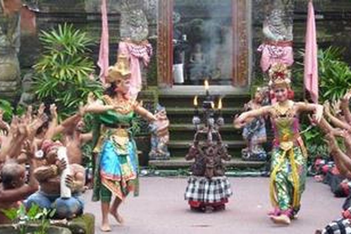 Salah satu atraksi tari kecak menyambut wisman di Gianyar, Bali.