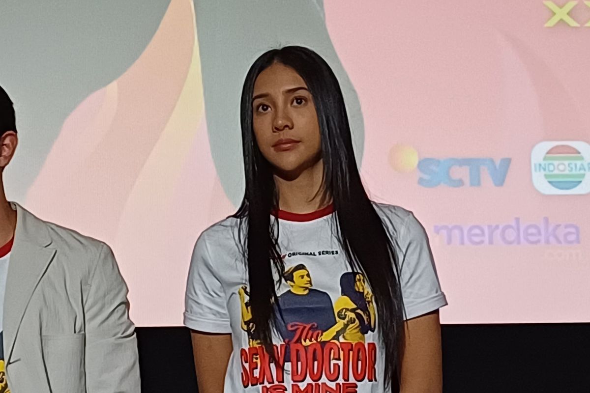 Aktris Anya Geraldine saat konferensi pers serial Sexy Doctor Is Mine 2 di daerah Senayan, Jakarta Pusat, Kamis (14/9/2023).