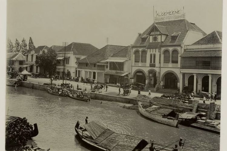Pemandangan Willemskade di Surabaya sekitar 1910. Tampak gedung Algemeene menjadi tengara ikonik kawasan Jembatan Merah.