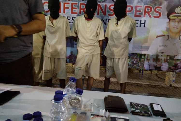 Polisi menggelar perkara penangkapan empat tersangka pengguna narkoba jenis sabu, Kamis (10/8/2017),  satu diantaranya adalah J yang merupakan Anggota DPR Aceh berasal dari Fraksi Partai Aceh.
