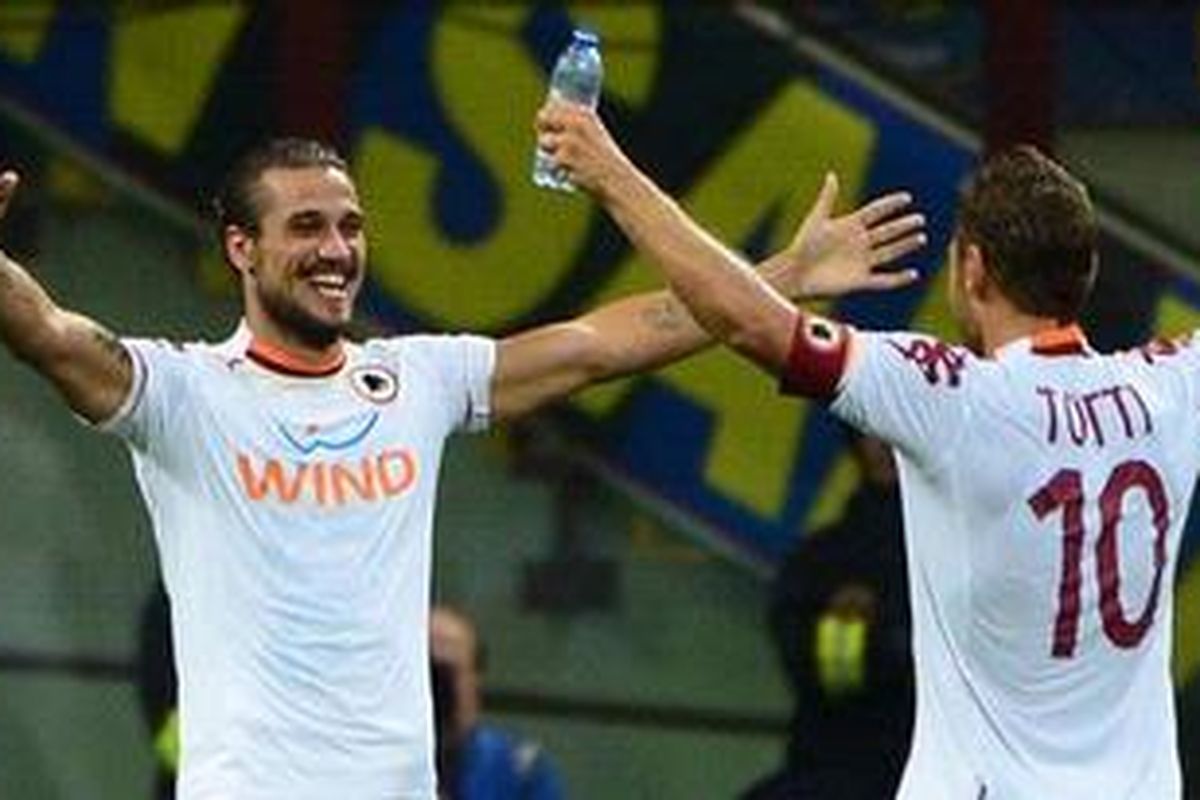 Penyerang AS Roma dari Argentina, Pablo Daniel Osvaldo (kiri), merayakan golnya bersama kapten tim, Francesco Totti, saat melawan Inter Milan di Stadion Giuseppe Meazza, Minggu (2/9/2012). Roma akhirnya mempermalukan Inter 3-1. 