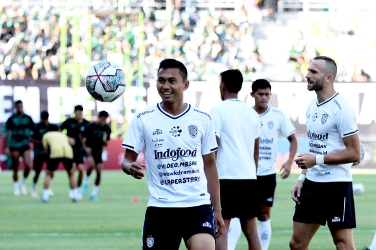 Pemain Bali United Ricky Fajrin melakukan pemanasan sebelum kick off pertandingan pekan ke-8 Liga 1 2022-2023 melawan Persebaya Surabaya yang berakhir dengan skor 0-1 di Stadion Gelora Bung Tomo Surabaya, Jumat (2/9/2022) sore.
